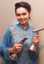 eh....siti kau pegang award
